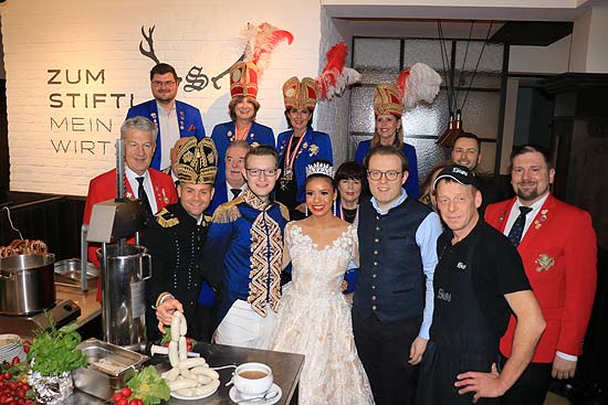 Narrhalla Prinzenpaar 2020 Primz Moritz II. –aus dem Hause Wolf der Lüfte und Ürimzessin DÈSIREÈ I. – die aufgehende Sonne am Modehimmel nach der Herstellung eigener Weisswürste (©Foto.Martin Schmitz)